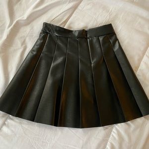 ARITZIA Bardot Woman’s Vegan Leather Pleated mini skirt